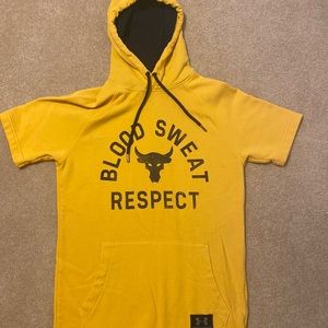 Under Armour mens size small.  Yellow gold with black short sleeve hoodie